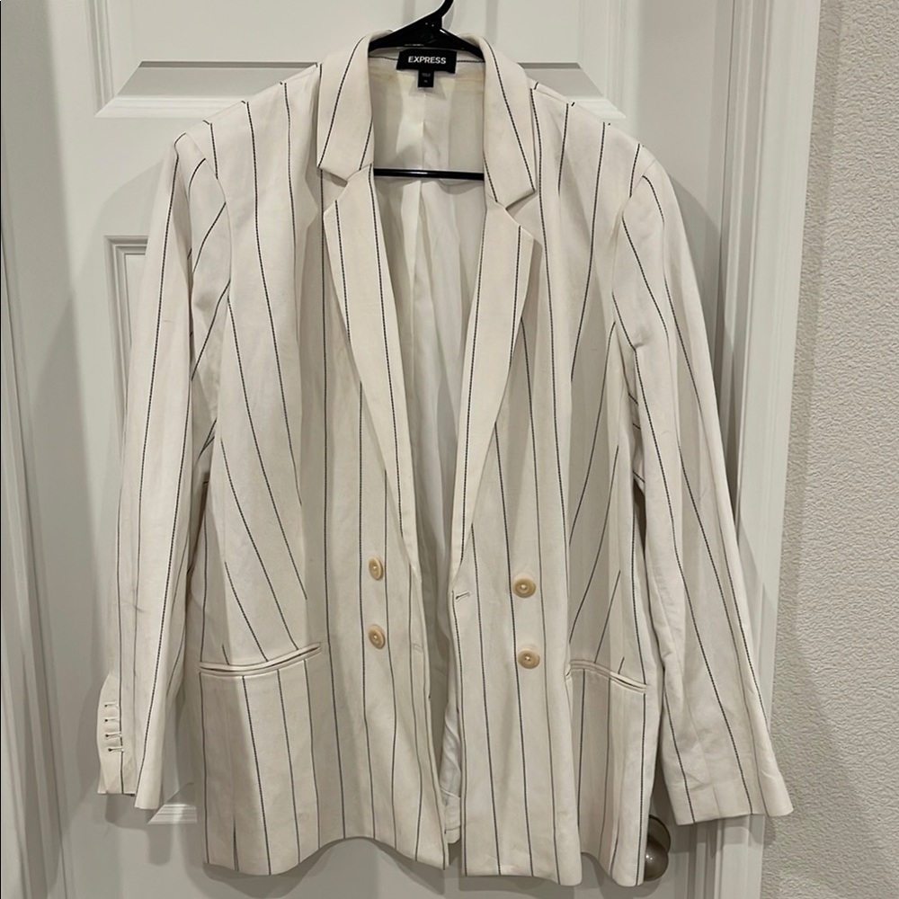 Express White Blazer with Notched Lapels and Lightweight Fabric
